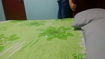 哥哥在社交聚会后看我洗澡(第一部分)