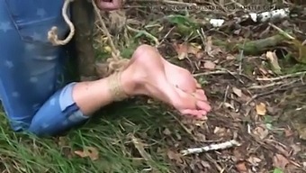 Buiten Bondage En Voetfetisj In Amateur Martelvideo