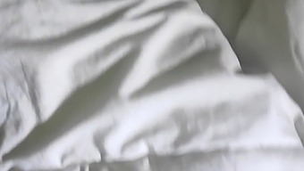 Junges Mädchen Erlebt Unbehagen An Ihrem Hinterteil, Und Ich Dringe In Ihre Vagina Ein