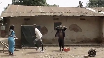 Velik Afriški Moški Nabija Belo Dekle V Hd Videu