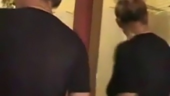 Moden Kvinne Og Ung Mann Deler Et Varmt Bad
