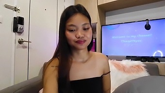 Abby2634 Teases With A Sneak Peek Of Her Moistened Genitalia On Webcam