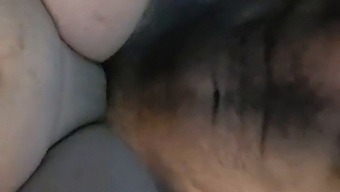 En Grov Anal Och Vaginal Knullning Med En Stor Penis