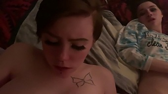 我的女友第一次尝试阴茎!见证我们的第一次三人行!