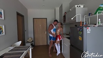 Pornohviezda Sa Necháva Ošukať Roztlieskavačkou V Predhernom Vystúpení