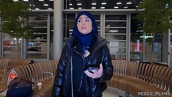 ناديا، امرأة إيرانية محجبة، تعاني من الاختراق المزدوج في الحمام والممر كدفعة لرحلة