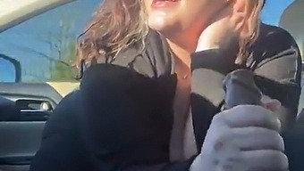 Garanhão Italiano Com Ativos Naturais Desfruta De Brincadeiras De Carro Interraciais